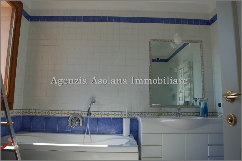 Affittasi attico di ampie dimensioni inserito all’interno di una Casa padronale con ampio scopert...