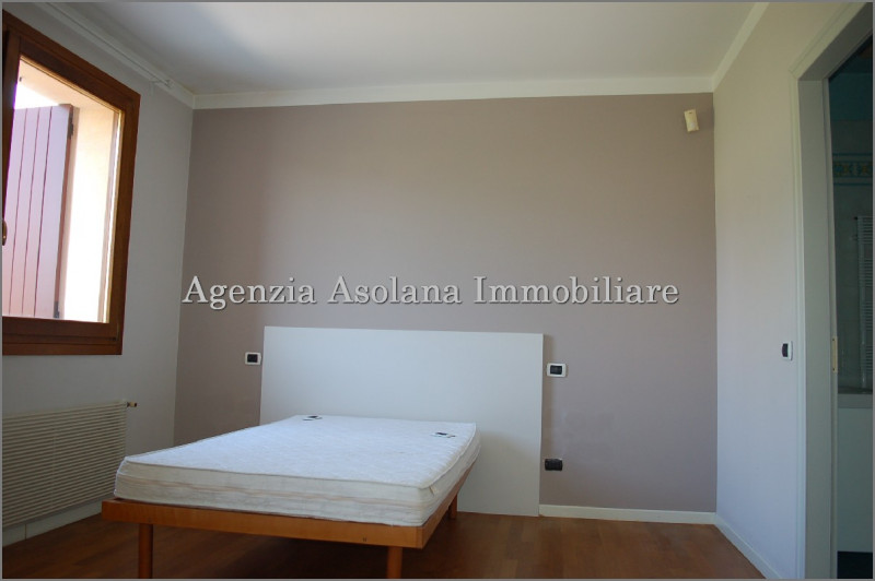 Affittasi attico di ampie dimensioni inserito all’interno di una Casa padronale con ampio scopert...