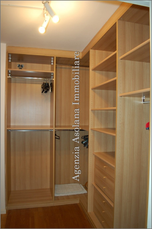 Affittasi attico di ampie dimensioni inserito all’interno di una Casa padronale con ampio scopert...