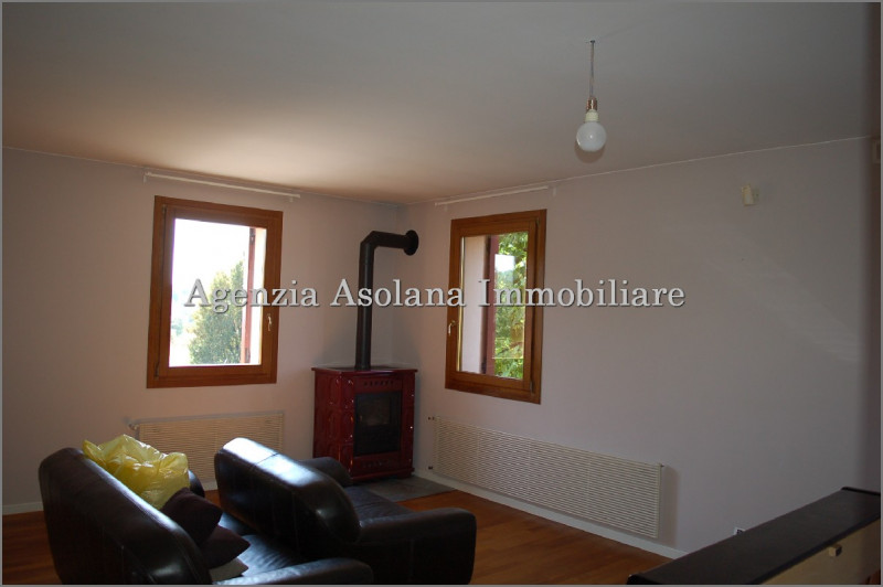 Affittasi attico di ampie dimensioni inserito all’interno di una Casa padronale con ampio scopert...