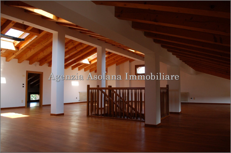 Affittasi attico di ampie dimensioni inserito all’interno di una Casa padronale con ampio scopert...