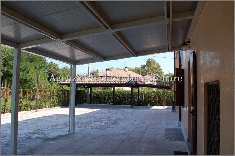 Affittasi attico di ampie dimensioni inserito all’interno di una Casa padronale con ampio scopert...