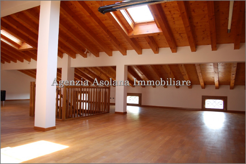 Affittasi attico di ampie dimensioni inserito all’interno di una Casa padronale con ampio scopert...