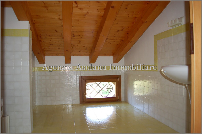 Affittasi attico di ampie dimensioni inserito all’interno di una Casa padronale con ampio scopert...