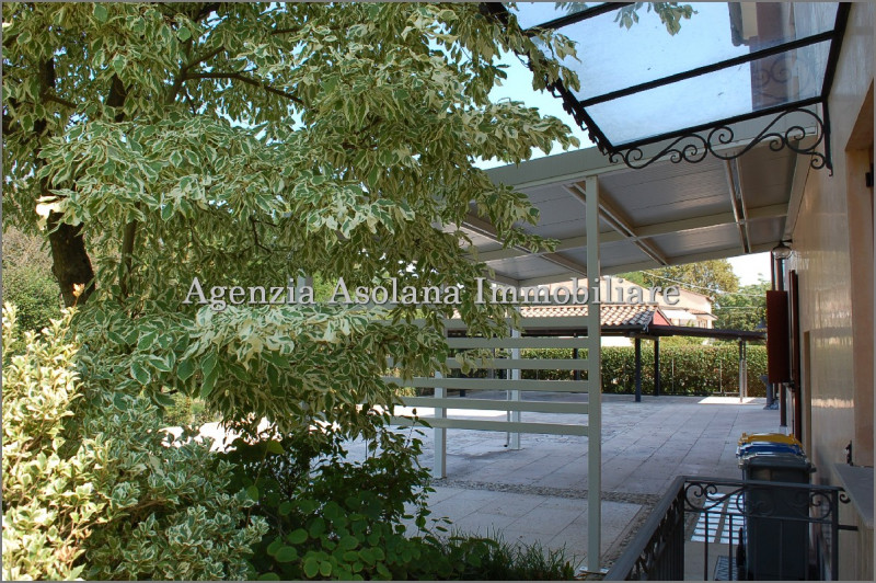 Affittasi attico di ampie dimensioni inserito all’interno di una Casa padronale con ampio scopert...