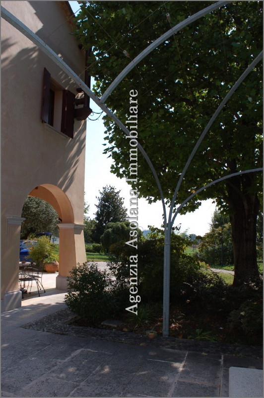 Affittasi attico di ampie dimensioni inserito all’interno di una Casa padronale con ampio scopert...