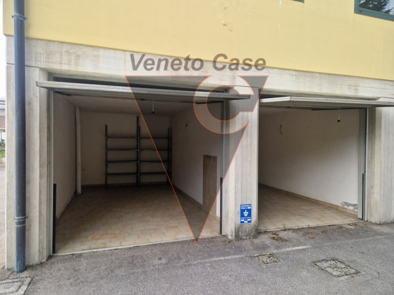 Proponiamo in vendita n. 2 garage singoli, affiancati, di 16 mq ciascuno. Facenti parte di un com...