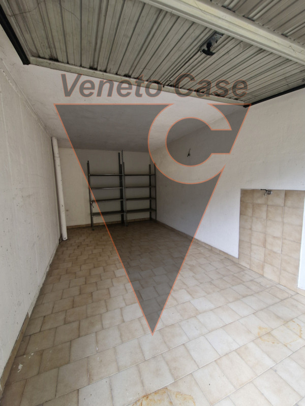 Proponiamo in vendita n. 2 garage singoli, affiancati, di 16 mq ciascuno. Facenti parte di un com...