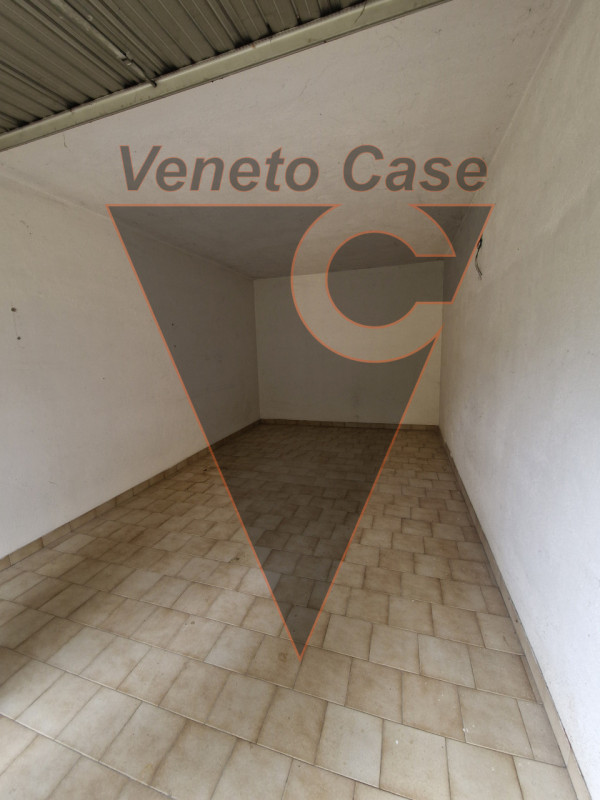 Proponiamo in vendita n. 2 garage singoli, affiancati, di 16 mq ciascuno. Facenti parte di un com...