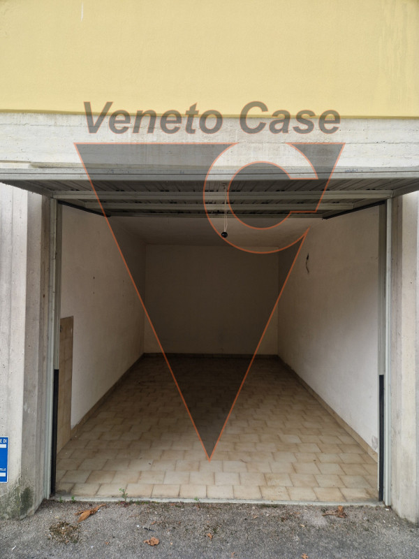 Proponiamo in vendita n. 2 garage singoli, affiancati, di 16 mq ciascuno. Facenti parte di un com...