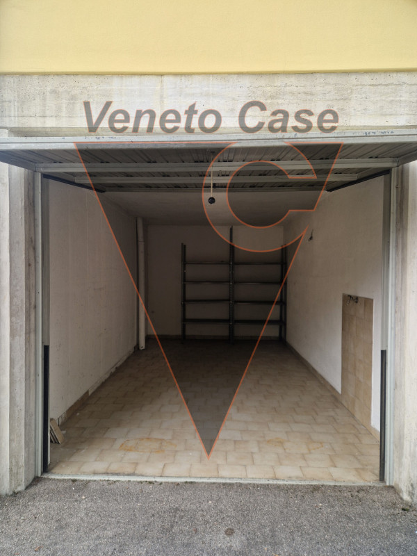 Proponiamo in vendita n. 2 garage singoli, affiancati, di 16 mq ciascuno. Facenti parte di un com...