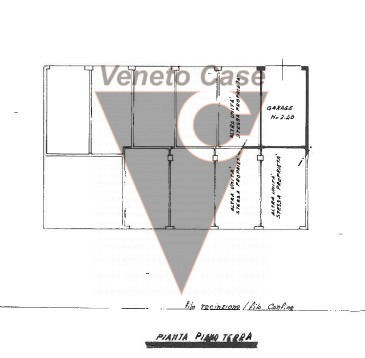 Proponiamo in vendita n. 2 garage singoli, affiancati, di 16 mq ciascuno. Facenti parte di un com...