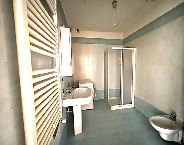 PALESTRO - (Rif.A421-s) - In posizione strategica e senza spese condominiali, proponiamo in vendi...