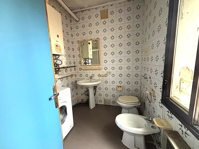 PALESTRO - (Rif.A421-s) - In posizione strategica e senza spese condominiali, proponiamo in vendi...