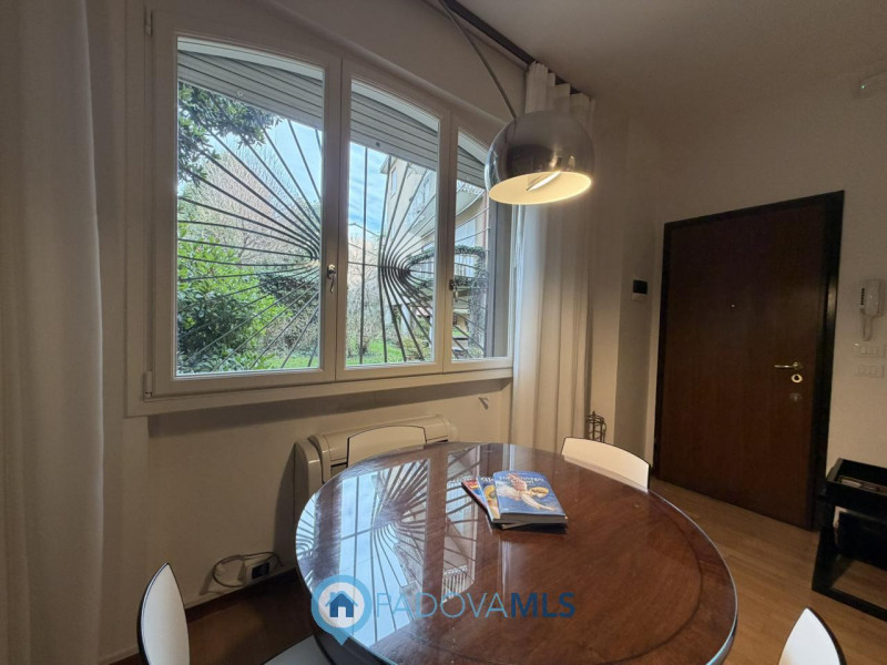 A pochi passi dal Duomo di Padova, in una delle vie più riservate e ricercate del centro storico,...