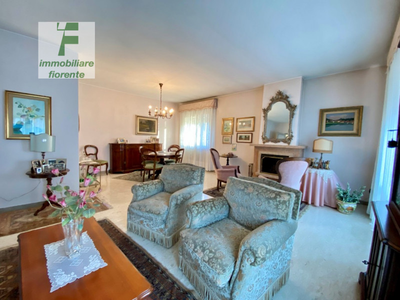 In quartiere residenziale, comoda al centro città, a pochi passi dalla futura fermata del tram. S...