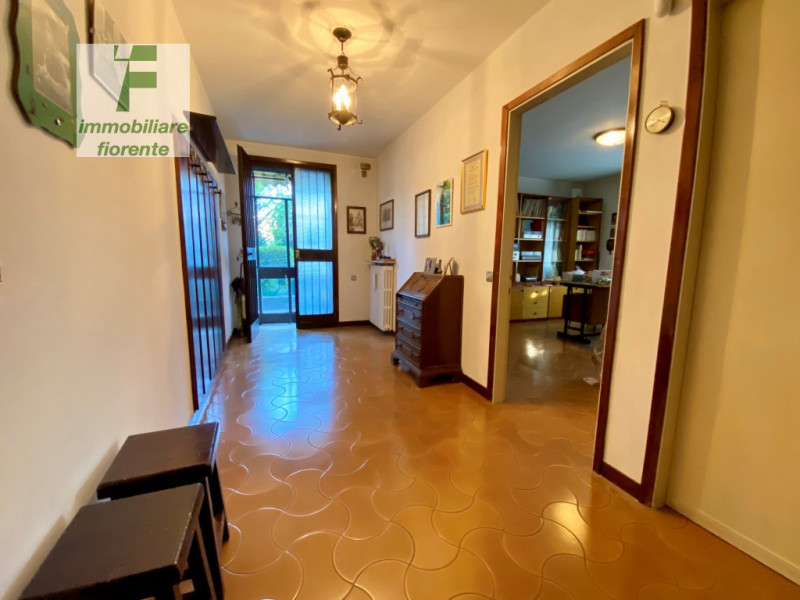 In quartiere residenziale, comoda al centro città, a pochi passi dalla futura fermata del tram. S...