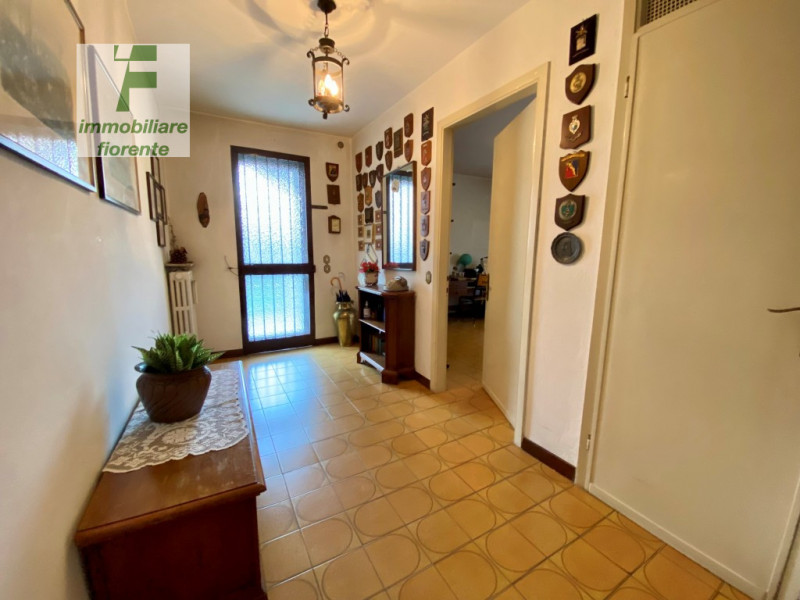 In quartiere residenziale, comoda al centro città, a pochi passi dalla futura fermata del tram. S...