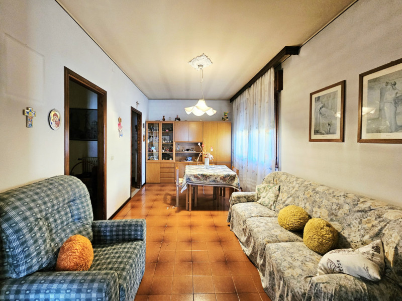 In vendita a Ponso, proponiamo spaziosa porzione di bifamiliare sviluppata su due livelli. L'immo...