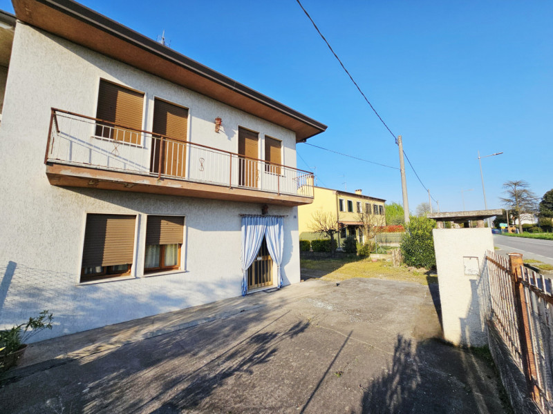 In vendita a Ponso, proponiamo spaziosa porzione di bifamiliare sviluppata su due livelli. L'immo...