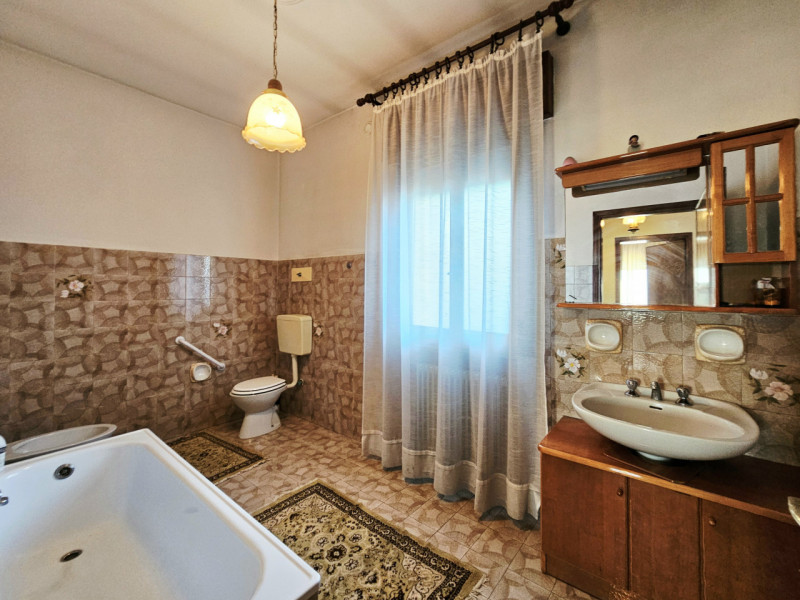 In vendita a Ponso, proponiamo spaziosa porzione di bifamiliare sviluppata su due livelli. L'immo...