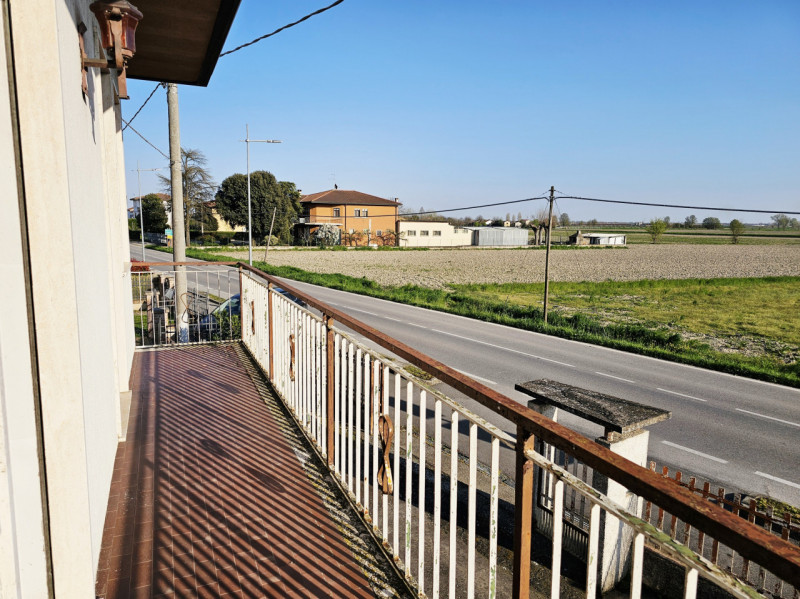 In vendita a Ponso, proponiamo spaziosa porzione di bifamiliare sviluppata su due livelli. L'immo...