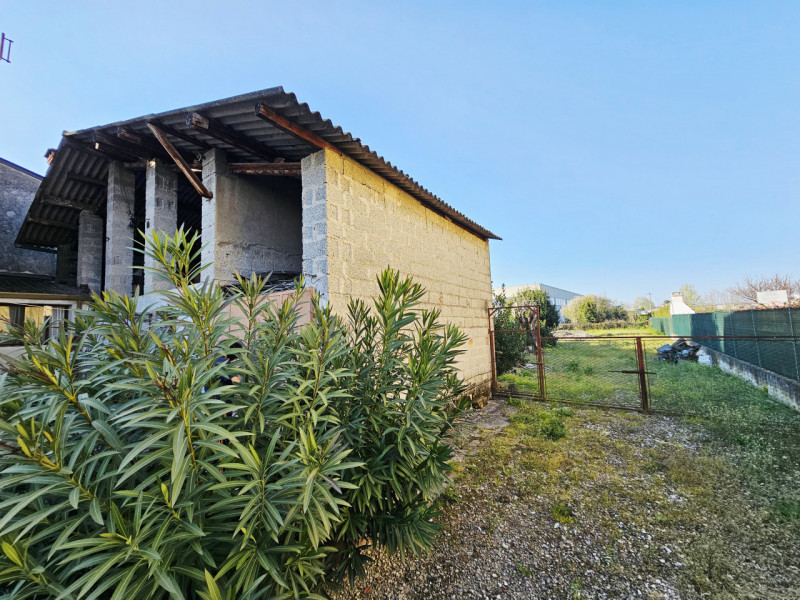 In vendita a Ponso, proponiamo spaziosa porzione di bifamiliare sviluppata su due livelli. L'immo...