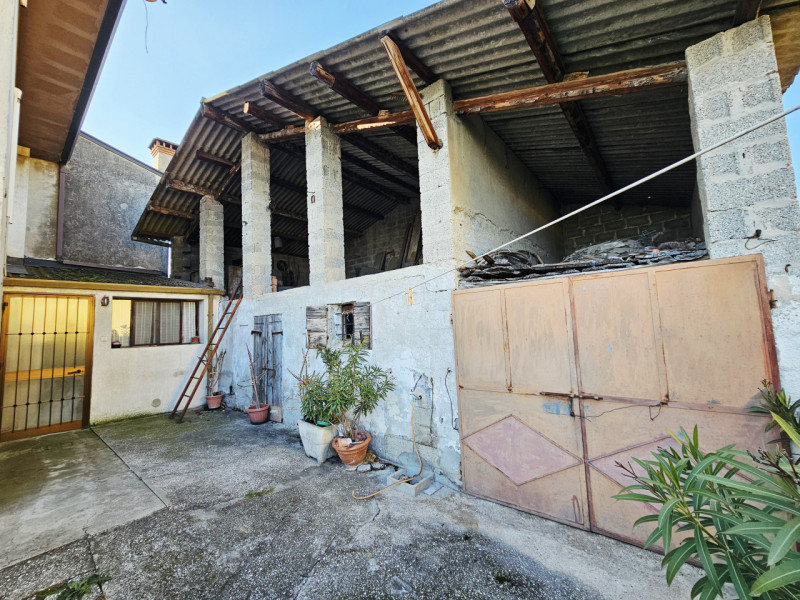 In vendita a Ponso, proponiamo spaziosa porzione di bifamiliare sviluppata su due livelli. L'immo...