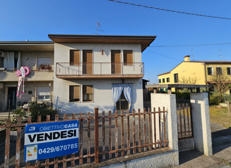 In vendita a Ponso, proponiamo spaziosa porzione di bifamiliare sviluppata su due livelli. L'immo...