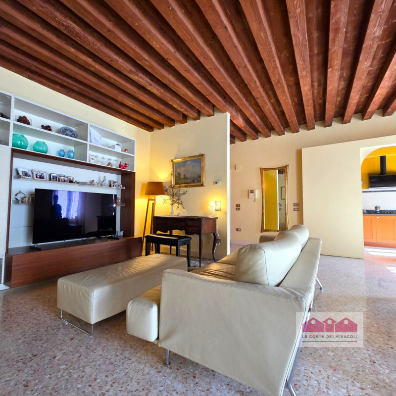 SAN FELICE: SPLENDIDO APPARTAMENTO VICINISSIMO AL CENTRO STORICO CITTADINO, AMPIA METRATURA SU UN...