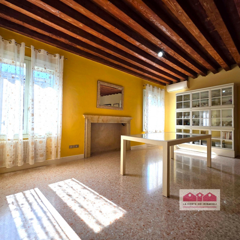 SAN FELICE: SPLENDIDO APPARTAMENTO VICINISSIMO AL CENTRO STORICO CITTADINO, AMPIA METRATURA SU UN...