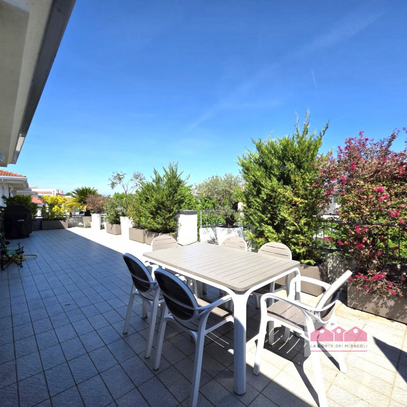 CAMISANO VICENTINO: CENTRALISSIMO SEMIATTICO CON INTROVABILE TERRAZZA PANORAMICA AL PIANO SECONDO...