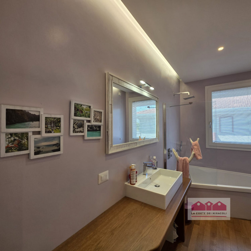 CAMISANO VICENTINO: CENTRALISSIMO SEMIATTICO CON INTROVABILE TERRAZZA PANORAMICA AL PIANO SECONDO...