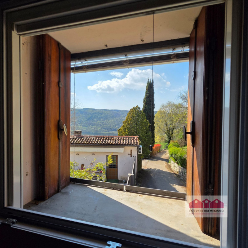PIANEZZE DI ARCUGNANO:MERAVIGLIOSA PORZIONE DI BIFAMILIARE CON VISTA LAGO, POSIZIONE UNICA, CIRCO...