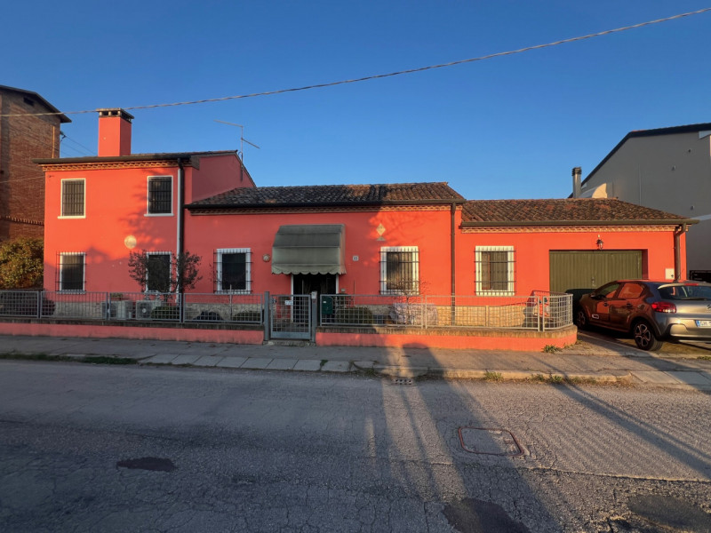 Proponiamo in vendita una graziosa casa singola di circa 160 mq nel comune di Orgiano. L’immobile...