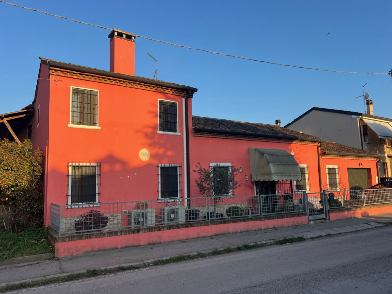 Proponiamo in vendita una graziosa casa singola di circa 160 mq nel comune di Orgiano. L’immobile...