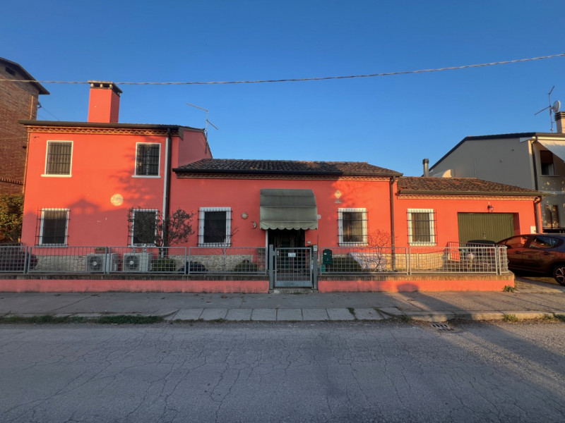 Proponiamo in vendita una graziosa casa singola di circa 160 mq nel comune di Orgiano. L’immobile...