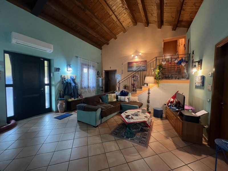 Proponiamo in vendita una graziosa casa singola di circa 160 mq nel comune di Orgiano. L’immobile...