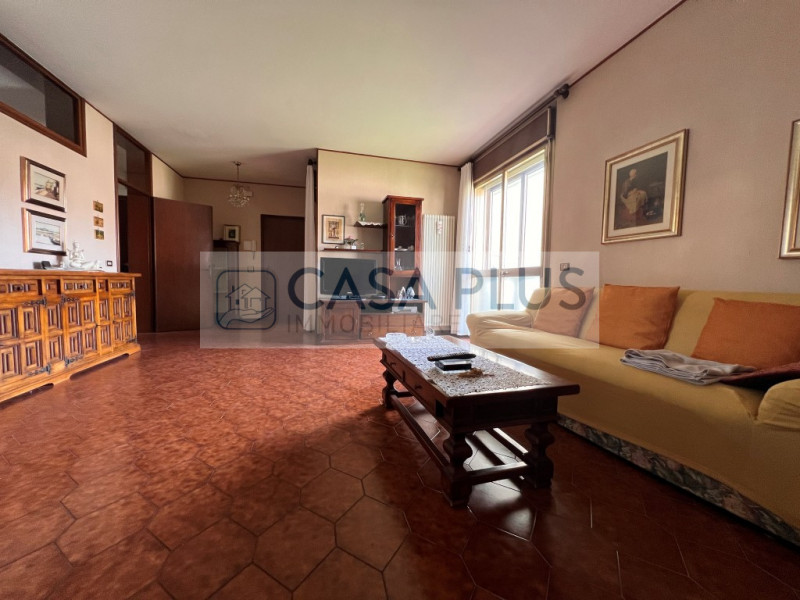 BASSANO DEL GRAPPA: NS ESCLUSIVA

Bassano del Grappa – Ampio appartamento fine anni '70 con due c...