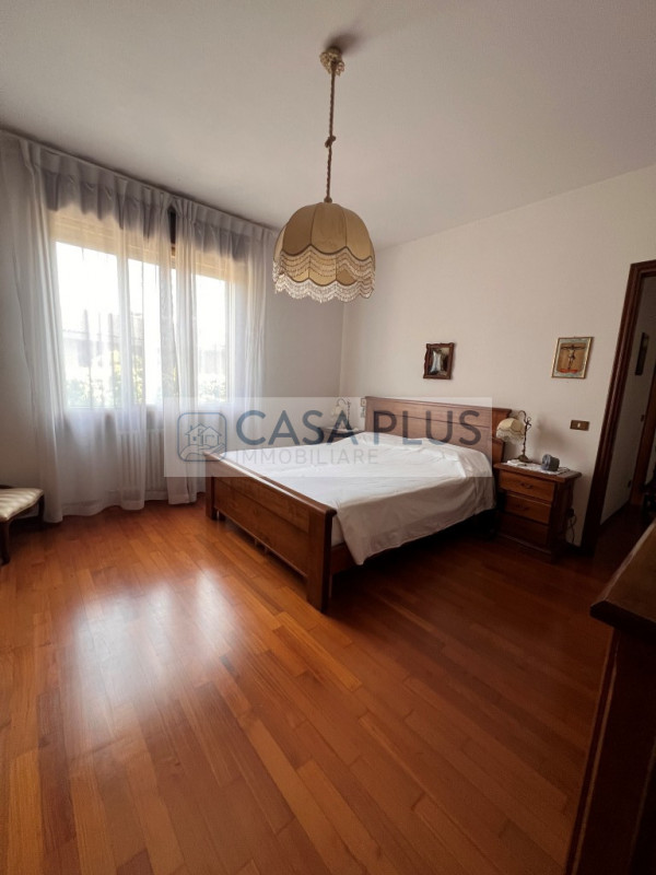 BASSANO DEL GRAPPA: NS ESCLUSIVA

Bassano del Grappa – Ampio appartamento fine anni '70 con due c...