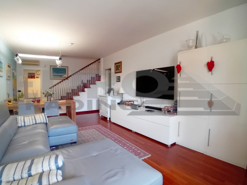 DOSSON: Scopri questa splendida villa a schiera centrale, situata nel rinomato comune di Casier, ...