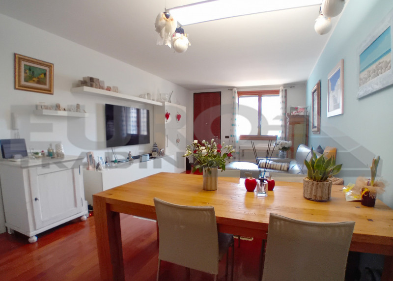 DOSSON: Scopri questa splendida villa a schiera centrale, situata nel rinomato comune di Casier, ...