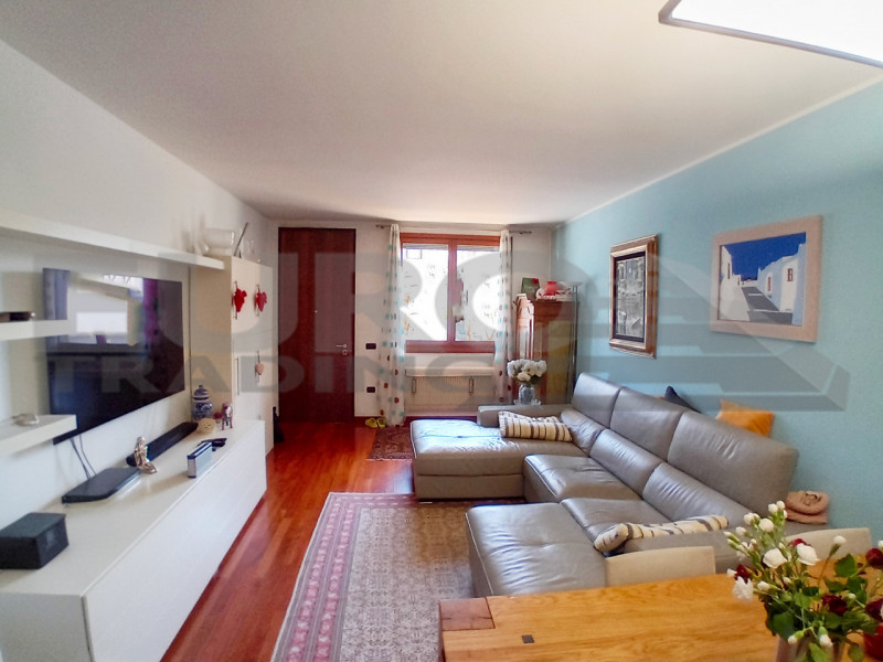 DOSSON: Scopri questa splendida villa a schiera centrale, situata nel rinomato comune di Casier, ...