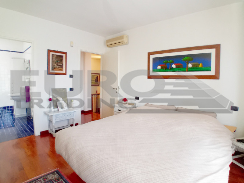 DOSSON: Scopri questa splendida villa a schiera centrale, situata nel rinomato comune di Casier, ...