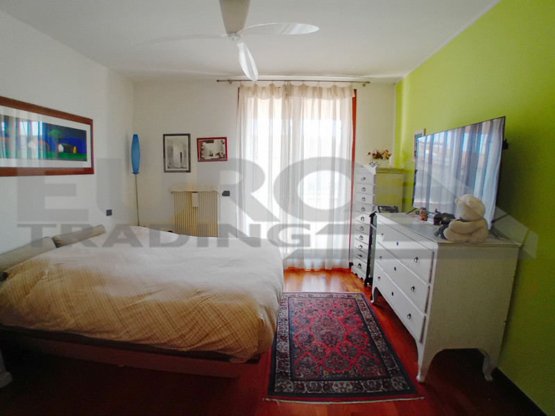 DOSSON: Scopri questa splendida villa a schiera centrale, situata nel rinomato comune di Casier, ...