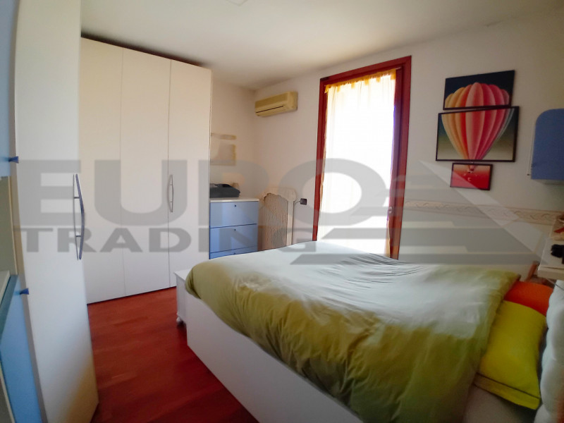 DOSSON: Scopri questa splendida villa a schiera centrale, situata nel rinomato comune di Casier, ...