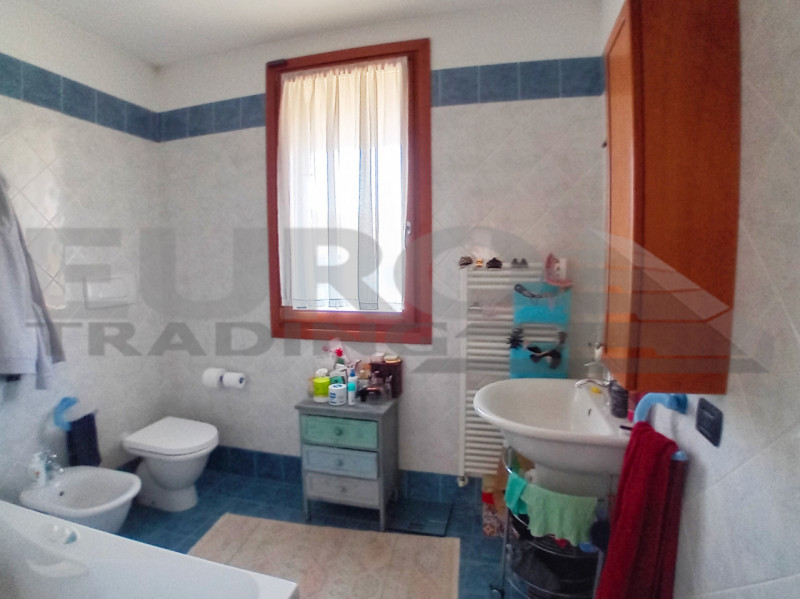 DOSSON: Scopri questa splendida villa a schiera centrale, situata nel rinomato comune di Casier, ...