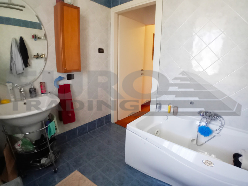 DOSSON: Scopri questa splendida villa a schiera centrale, situata nel rinomato comune di Casier, ...