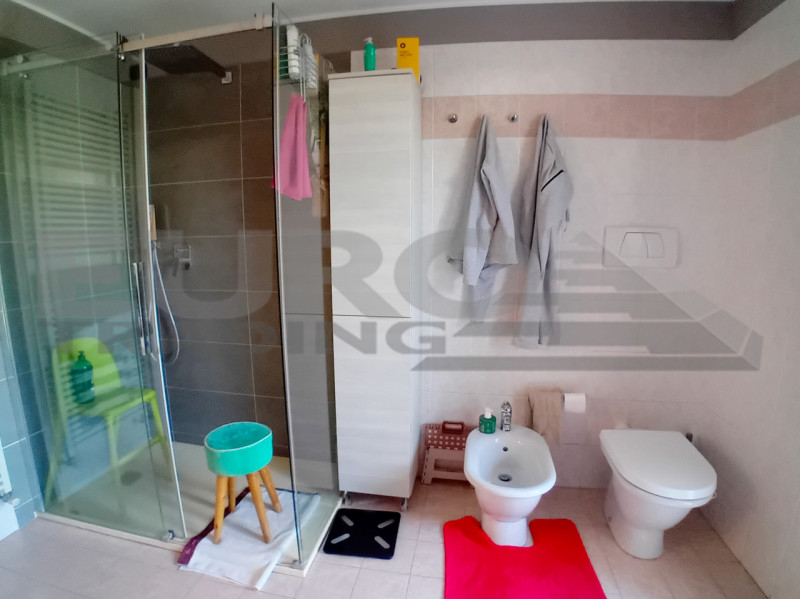 DOSSON: Scopri questa splendida villa a schiera centrale, situata nel rinomato comune di Casier, ...