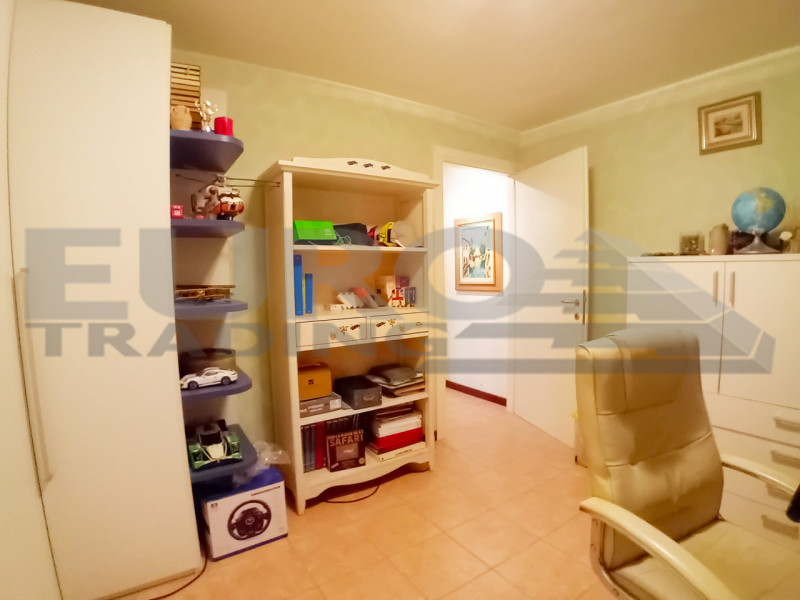 DOSSON: Scopri questa splendida villa a schiera centrale, situata nel rinomato comune di Casier, ...